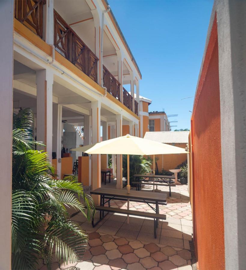 St. James Guesthouse Розо Екстериор снимка