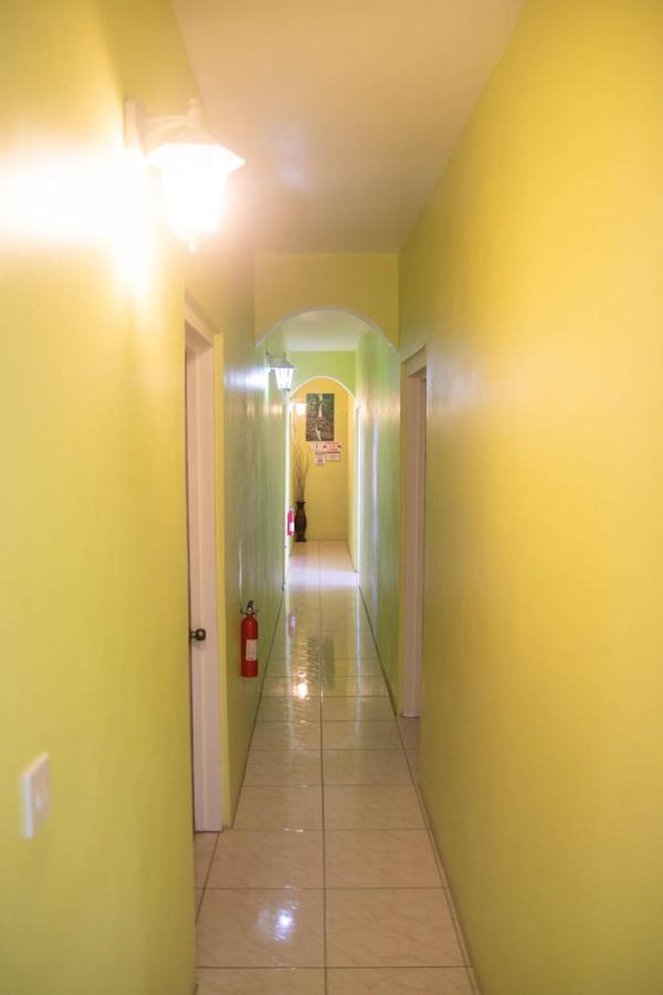St. James Guesthouse Розо Екстериор снимка