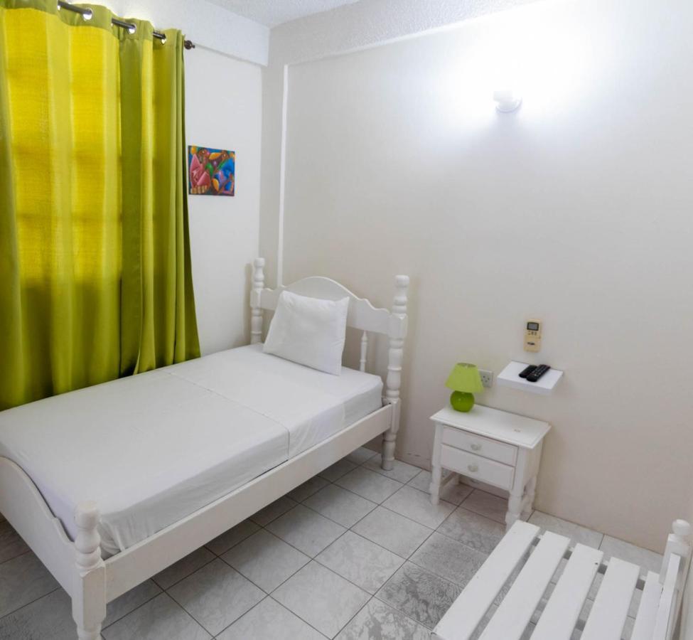 St. James Guesthouse Розо Екстериор снимка