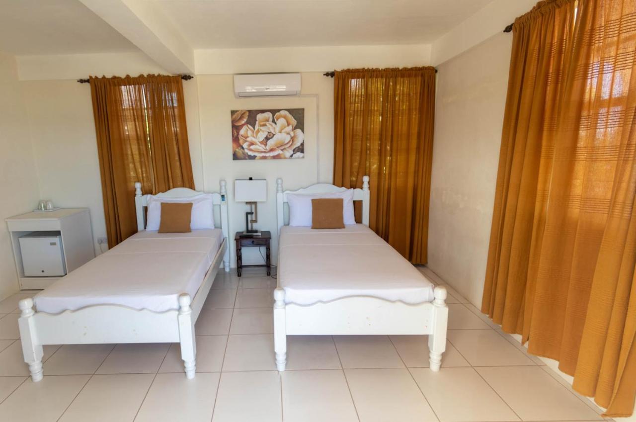 St. James Guesthouse Розо Екстериор снимка