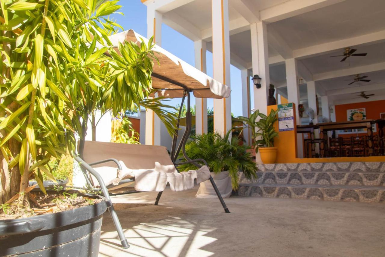 St. James Guesthouse Розо Екстериор снимка