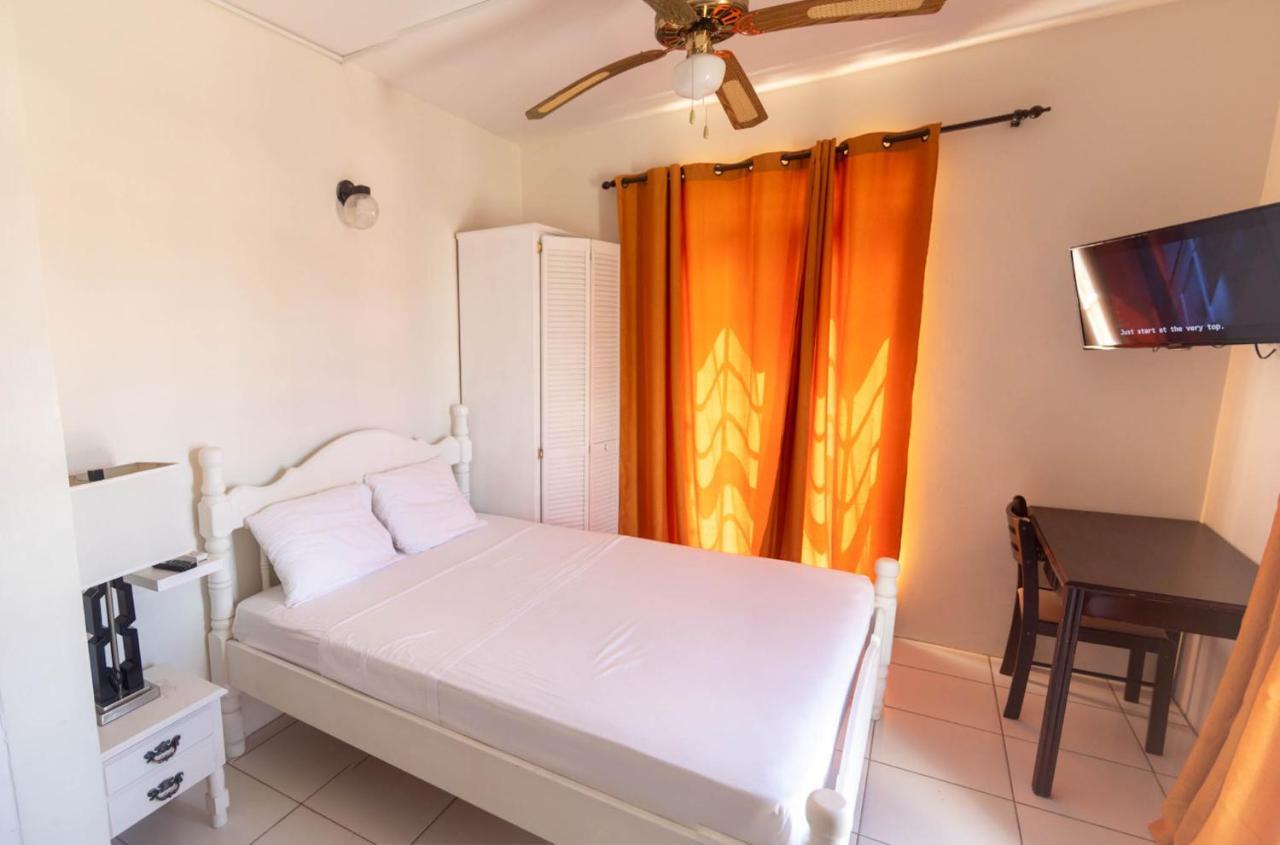 St. James Guesthouse Розо Екстериор снимка