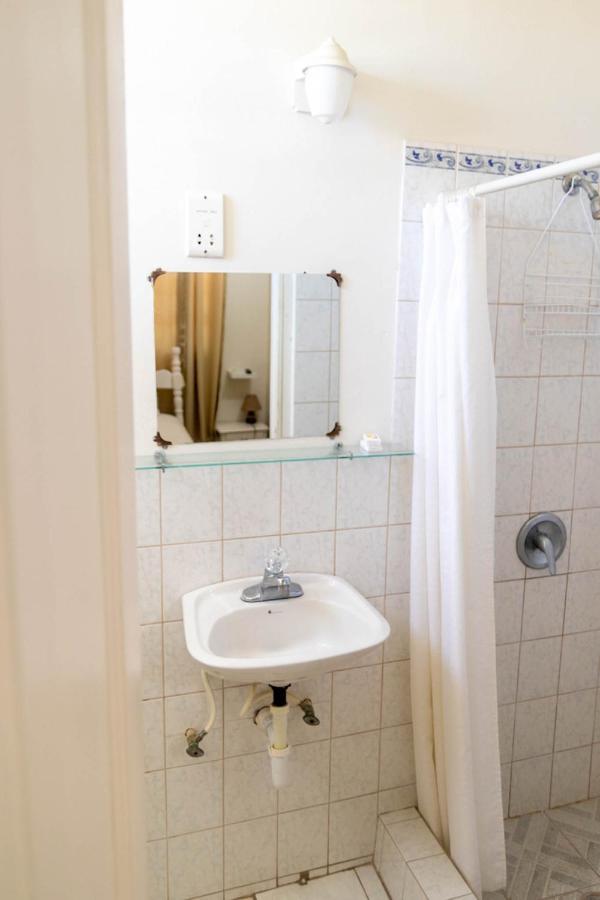 St. James Guesthouse Розо Екстериор снимка