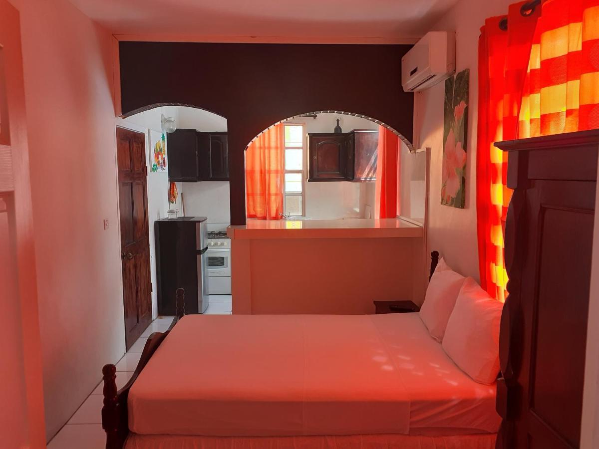 St. James Guesthouse Розо Екстериор снимка