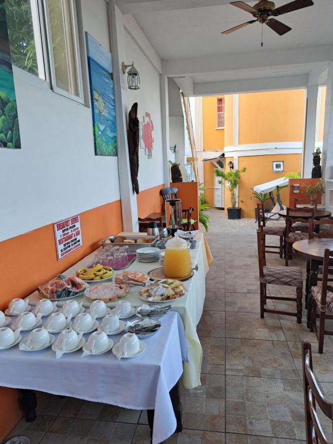 St. James Guesthouse Розо Екстериор снимка